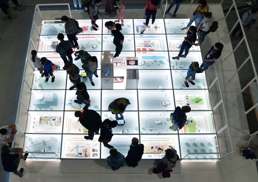 Die gesamte Plattfom von oben betrachtet mit Besuchern © Daniel Röttele