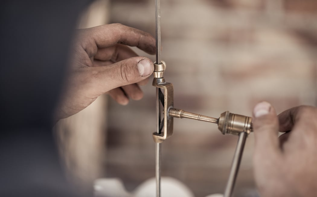 Nahaufnahme von Marcus Scheffczyk, der an einem Gipsmodell Punkte ausmisst