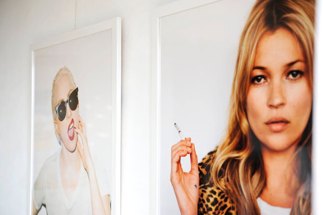 Supremeのポスターの額装画像２