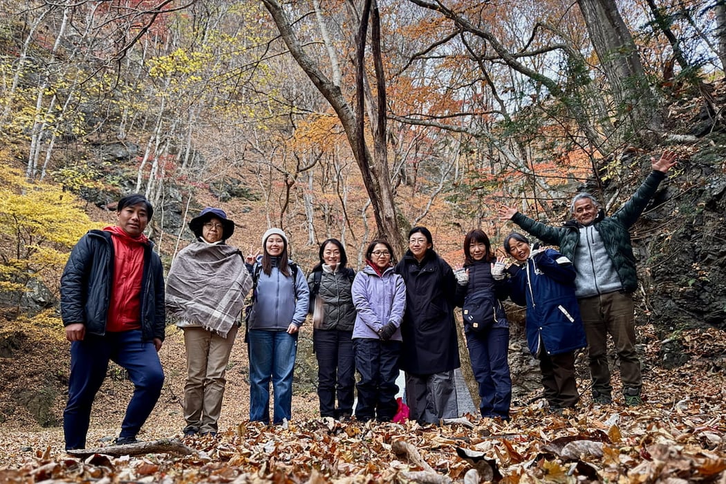 よる森14th記念・祈念の回に参加された皆さんでの集合写真（里山にて）