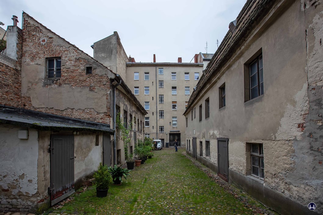 lick längs des Hofes in Richtung des Vorderhauses. Auch wenn sich das Grundstück früher bis zum Mittelweg erstreckte, so ist doch die damalige Enge auf Grund der dichten Bebauung zu spüren.