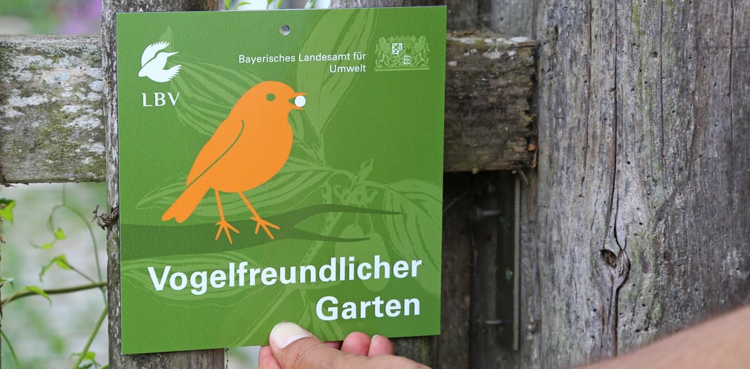 Plakette Vogelfreundlicher Garten © C. Bria, LBV Bildarchiv