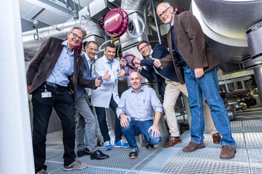 Emmi stellt an ihrem drittgrössten Schweizer Produktionsstandort in Suhr auf Fernwärme um und senkt so die CO2-Emissionen um jährlich mehr als 5’000 Tonnen.