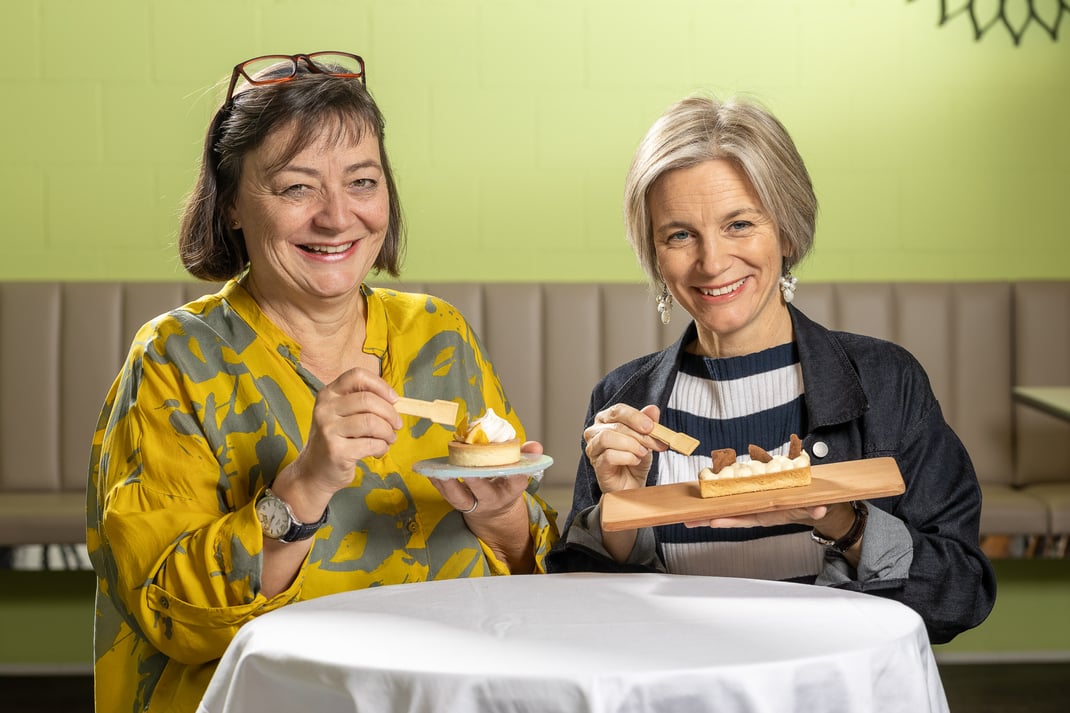 Die HUG  Co-Leitung mit Marianne Wüthrich Gross und Anna Hug präsentieren ihre neuste Entwicklung: der essbare Dessertlöffel.