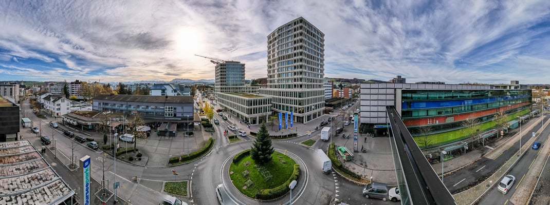 Nach viereinhalb Jahren Bauzeit ist die LUKB Überbauung «Dreiklang» vis-a-vis des Einkaufscenters Surseepark vollendet.
