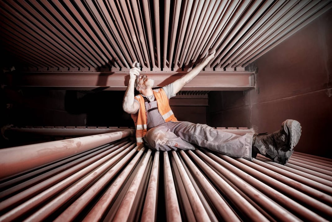 Markus Benz, Leiter mechanische Instandhaltung, kontolliert in luftiger Höhe die Wärmetauschrohre unmittelbar hinter dem Brennofen.