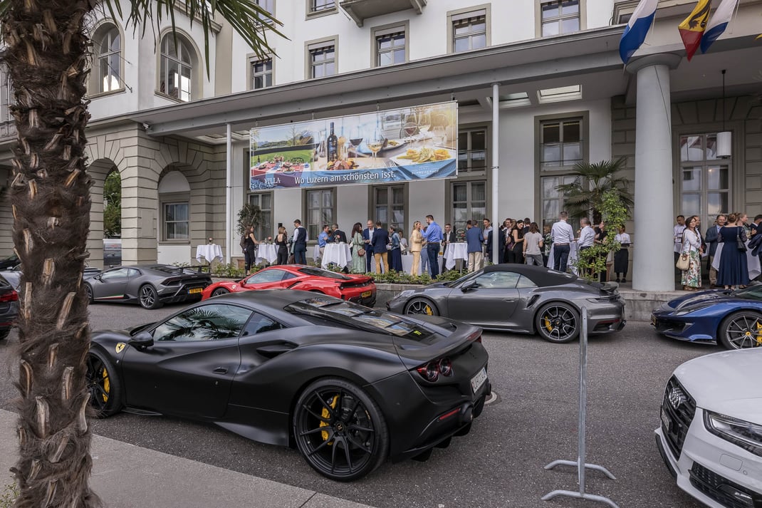 Nein - es handelt sich hier NICHT um den neusten 4B-Geburtstagswagenpark vor dem Hotel Schweizerhof...