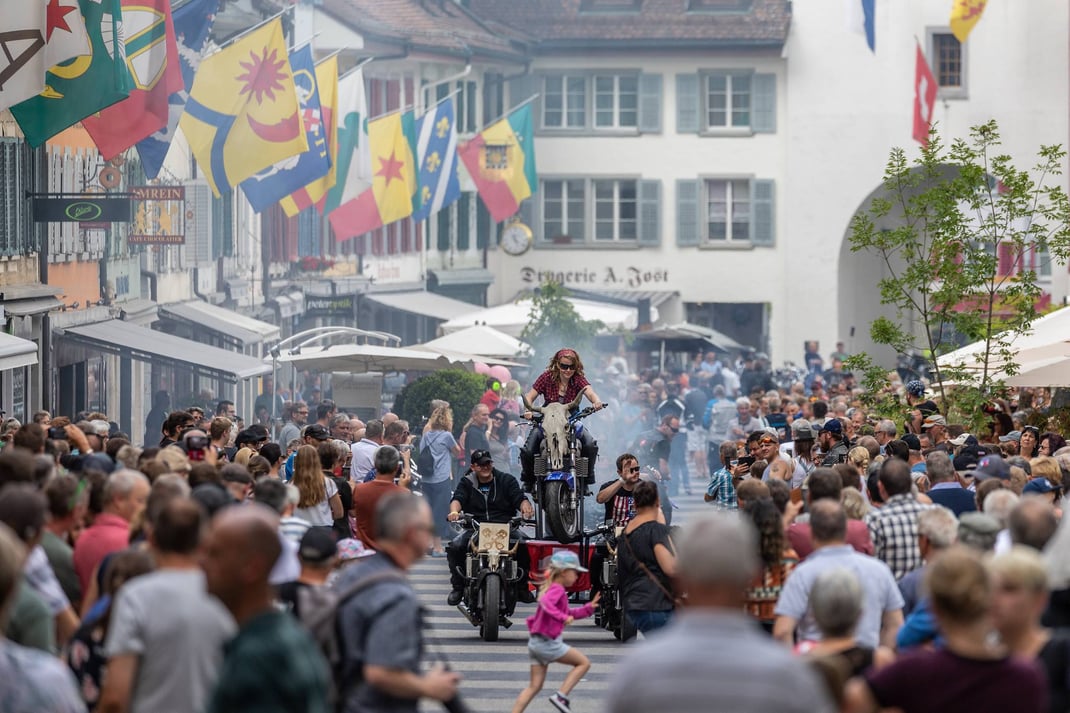 Big Hill Willisau: Internationales Treffen der harten Girls and Boys mit den weichen Motoren. Viel Spektaktel, Rauch und Spass mit im Städtchen Willisau.