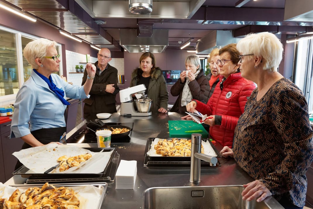 Jeannette kocht in der neuen Schulküche der Klubschule Migros Luzern im 2. Stock oberhalb der Migros Schweizerhof Luzern