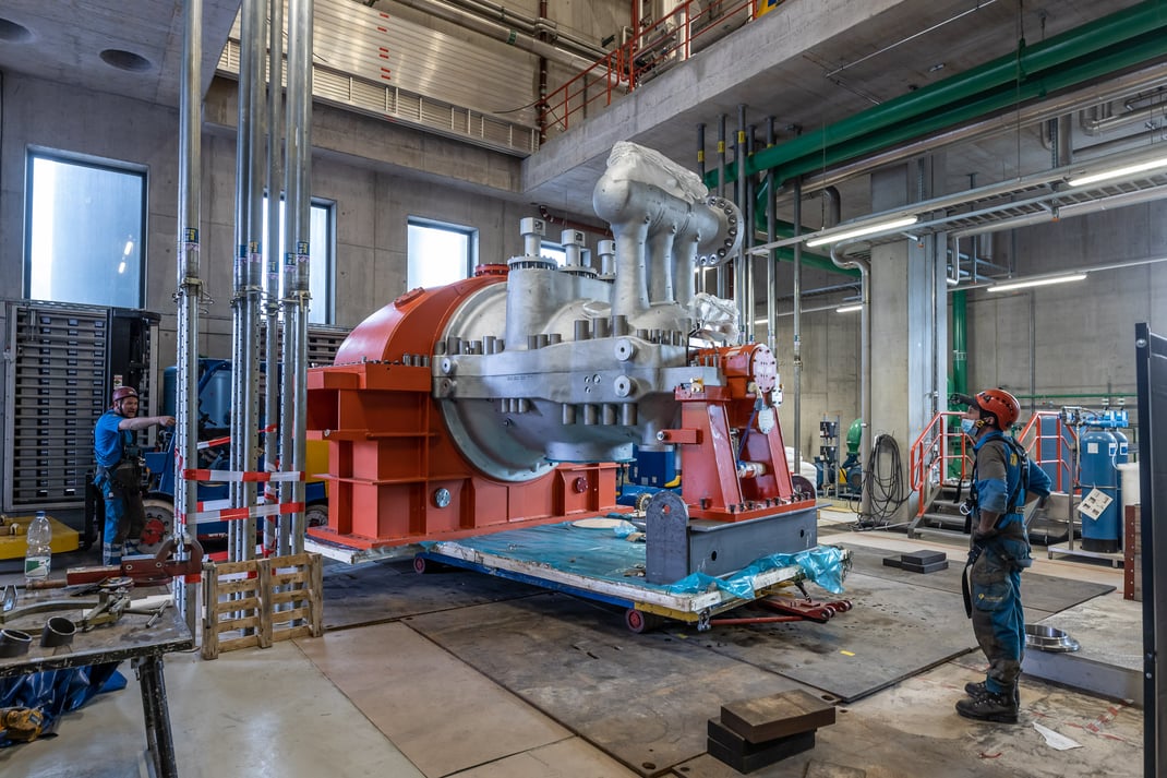 Einbau eines neuen Dampfgenerators zur Stromerzeugung