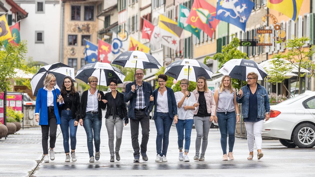 Das Team von cb coiffure birrer und cb HAARSCHNEIDEREI strahlt auch im Regen