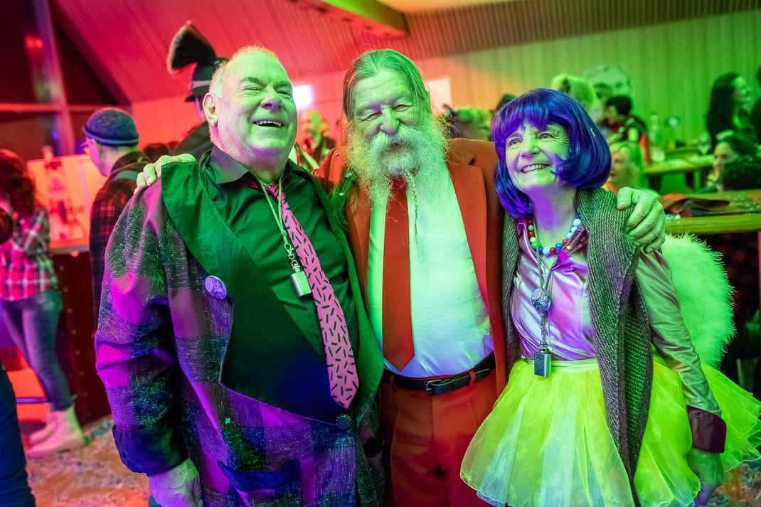 Jazz-Pioniere schwelgen in Glückseligkeit: Knox und Ems Troxler (Gründer Jazzfestival Willisau) mit Vollblutmusiker Hans Hassler.