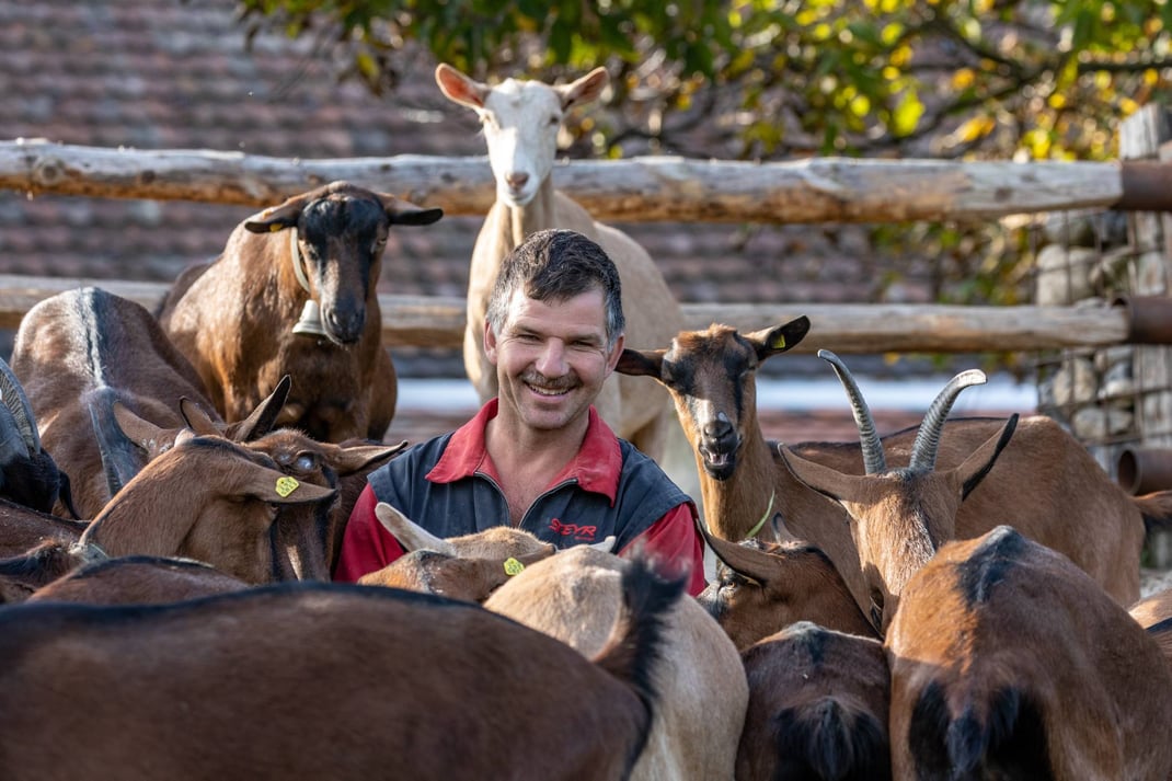Tierfreund und Landwirt Benedikt Schmid, Hof Gubel in Menzingen/ZG produziert Ziegenmilch für Emmi. Die Milch wird zu Ziegenkäse Le Petit Chevrier verarbeitet.