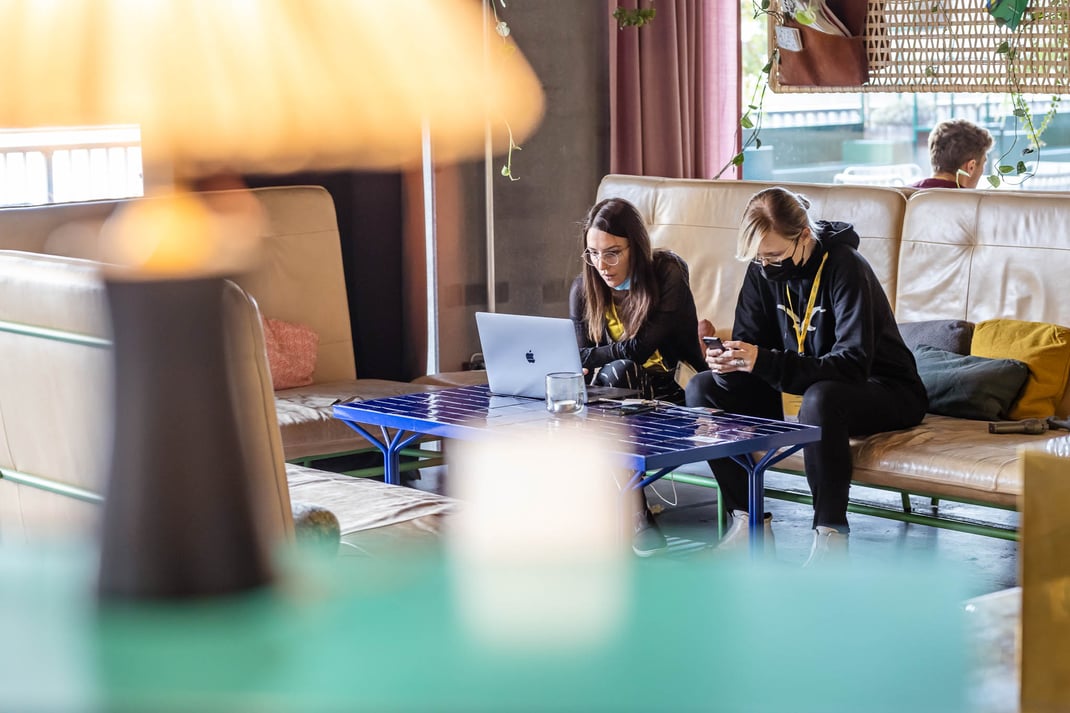 "Future Film Makers" an der konzentrierten Arbeit im trendigen Hotel 25hours an der Langstrasse.