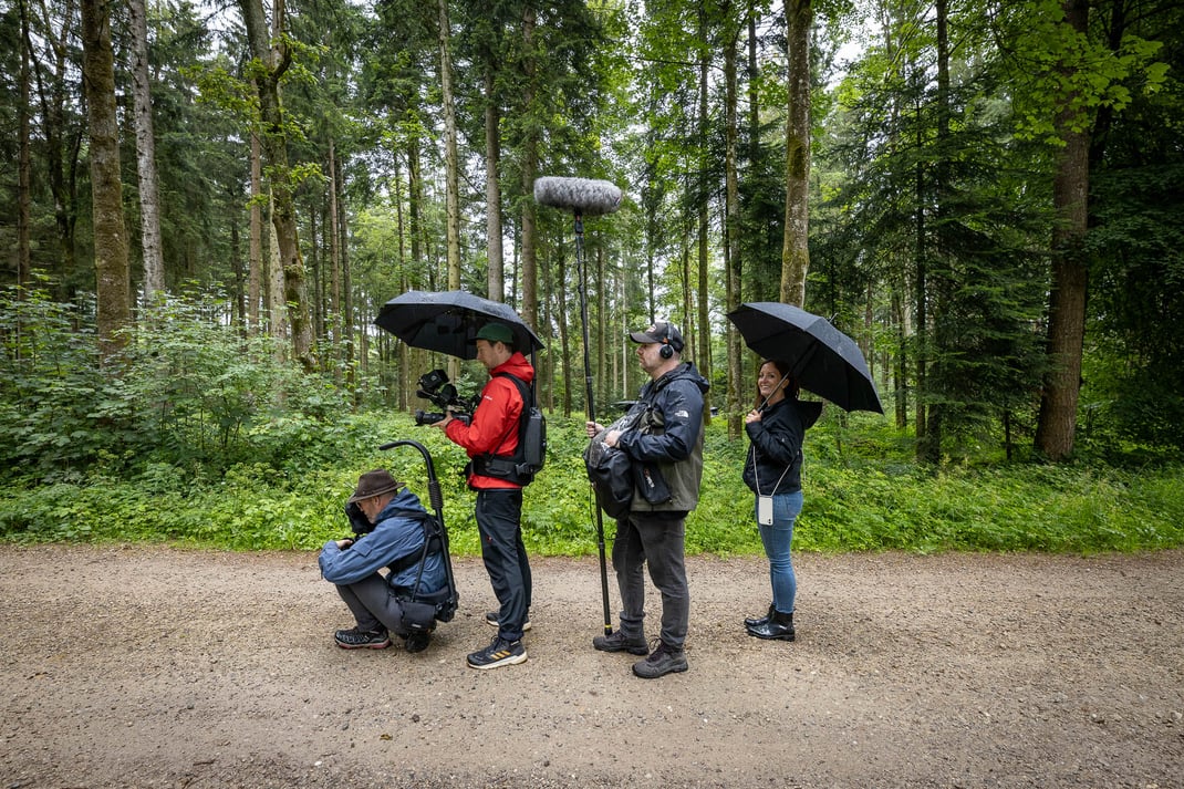 Warten auf trockenes Wetter? Die Zürcher Filmcrew im Willisauer Wald