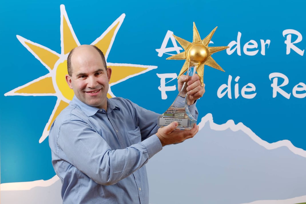 Der Seelisberger Käseproduzent Hans Aschwanden ist AdR-Produzent des Jahres 2016 und wurde am 23. November von der Migros Luzern mit der «Goldenen Sonne» ausgezeichnet.