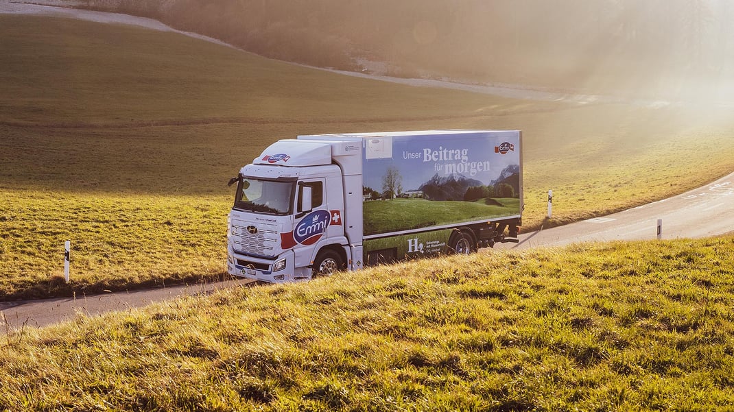 Der Luzerner Milchverarbeiter Emmi testet neu zwei mit Wasserstoff betriebene Lastwagen im Güterverkehr. Die Fahrzeuge werden am Tankstellen-Netz von Hydrospider mit erneuerbarem Wasserstoff betankt. Ein Lastwagen soll bis zu 80 t CO2 pro Jahr einsparen.