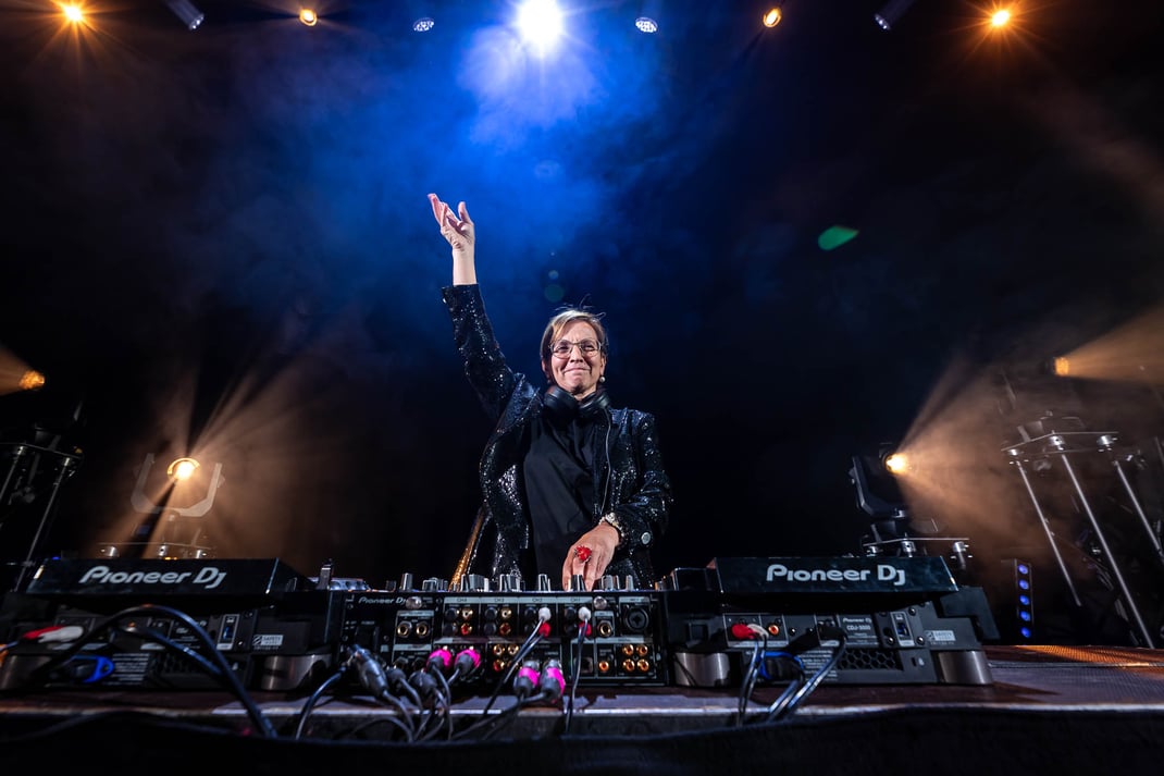 DJ Philo alias CEO Philomena Colatrella heizt der CSS-Familie gehörig ein