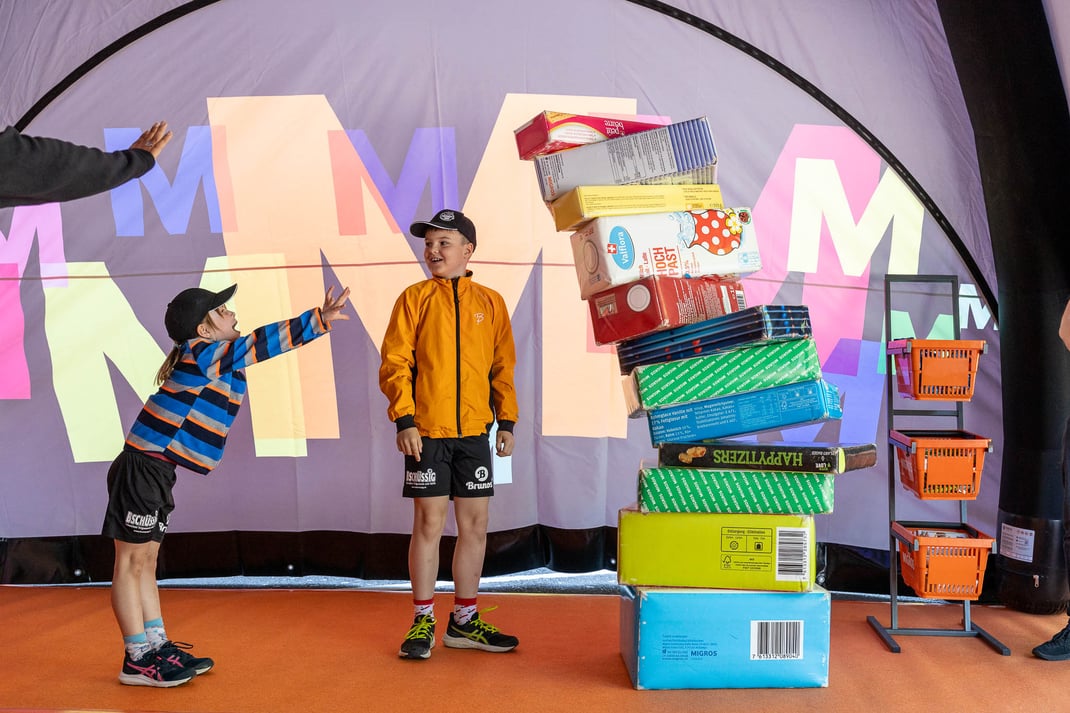 Zu wenig präzis gestapelt: der Migros-Produkteturm fällt um...