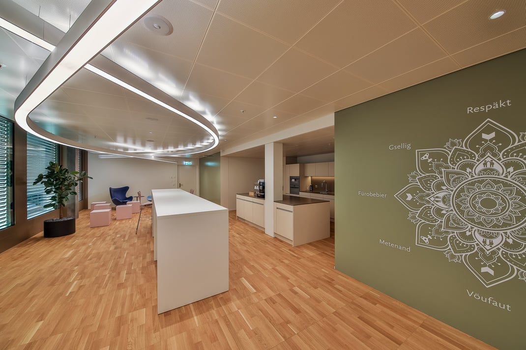 Wunderbares Dorftheater: Die Theatergruppe Flühli gastiert mit einem dreiteiligen Schwank im stilvoll restaurierten Saal des Hotel Kurhaus Flühli.