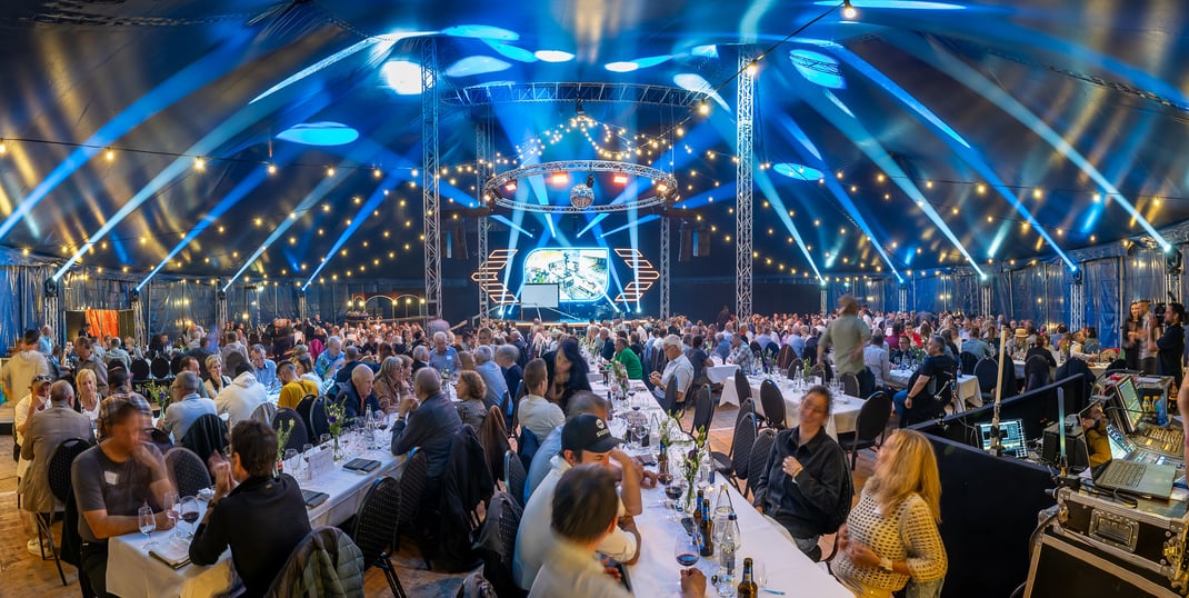 Auch ein ganzes Zirkuszelt voller Geburtstagsgäste sind für Migros Catering Services stilvoll und leicht zu bewältigen.