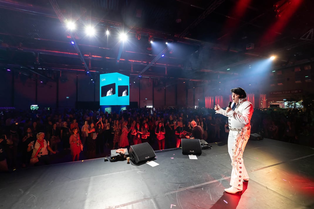 CSS-Mitarbeiter Mike Fitzner begeisterte als Elvis-Imitator