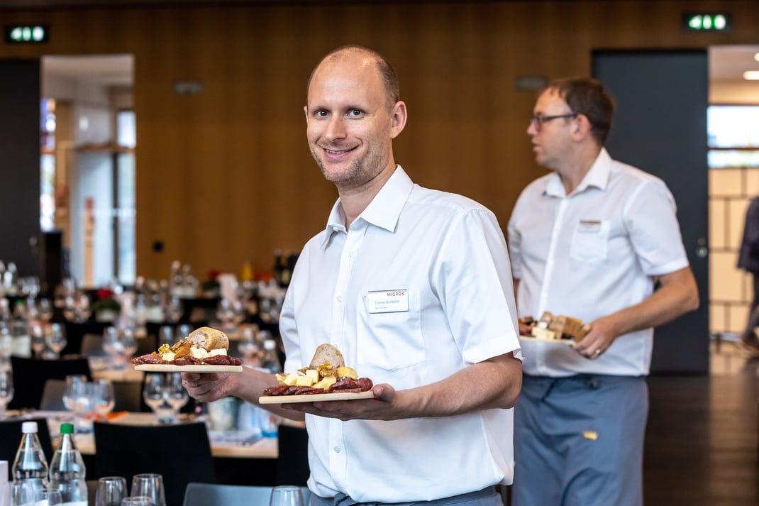 Sie stehen jedes Jahr an der Pensioniertenfeier unentgeltlich im Dauereinsatz: Filialleiter*innen der Migros Luzern.
