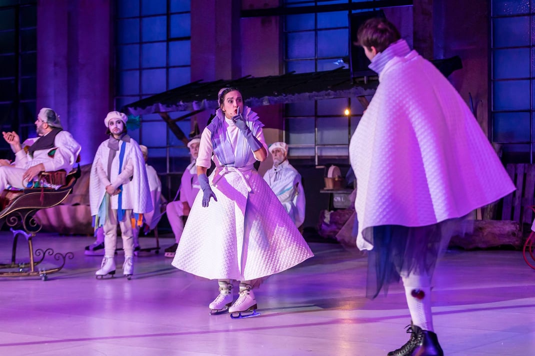 Kundenanlass ewl : 'Was Ihr wollt', Freilichtspektakel auf einer Kunsteisbahn beim Roten Haus auf dem ewl-Areal nach William Shakespear, eine Produktion der Freilichtspiele Luzern, adaptiert von Autor Thomas Hürlimann, Regie Barbara Schlumpf.