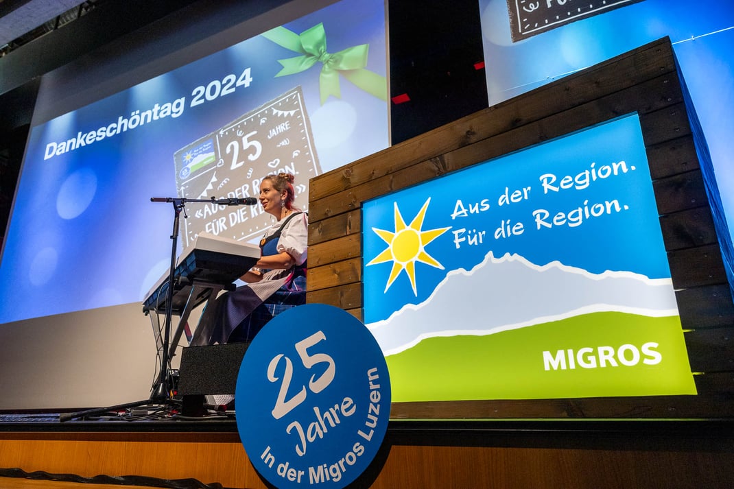 Nicole Flühler verzaubert das Publikum mit ihrer Jodel-Version von "Us de Region".