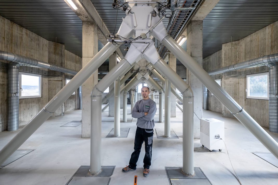Im Attikageschoss des Siloturms wird das Getreide in endlosen Leitungen auf die diversen Silos verteilt.