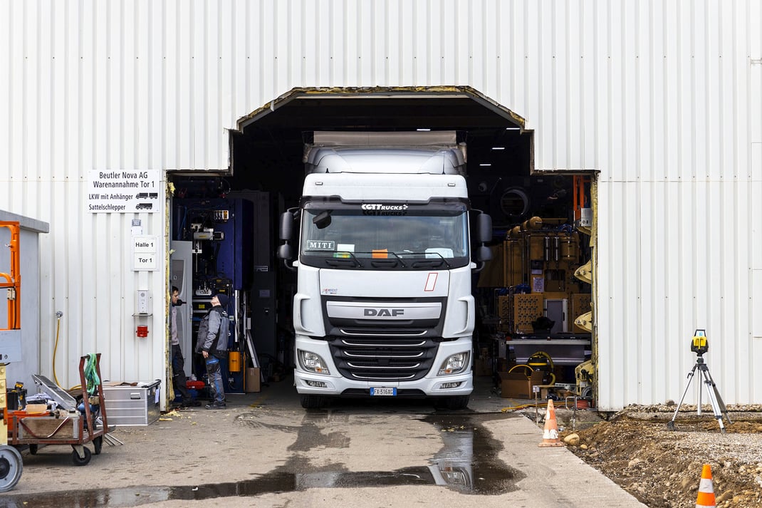 Zufälliger Schnappschuss: Was einen einen Betriebsunfall vermuten lässt, erweist als Symbol für das Wachstum der Beutler Nova AG: das Tor zur Produktionshalle musste erweitert werden, damit die riesigen Pressen überhaupt ausgeliefert werden können...