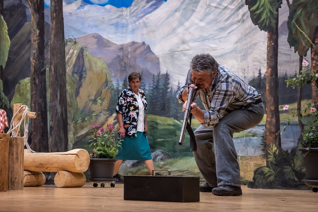 Wunderbares Dorftheater: Die Theatergruppe Flühli gastiert mit einem dreiteiligen Schwank im stilvoll restaurierten Saal des Hotel Kurhaus Flühli.