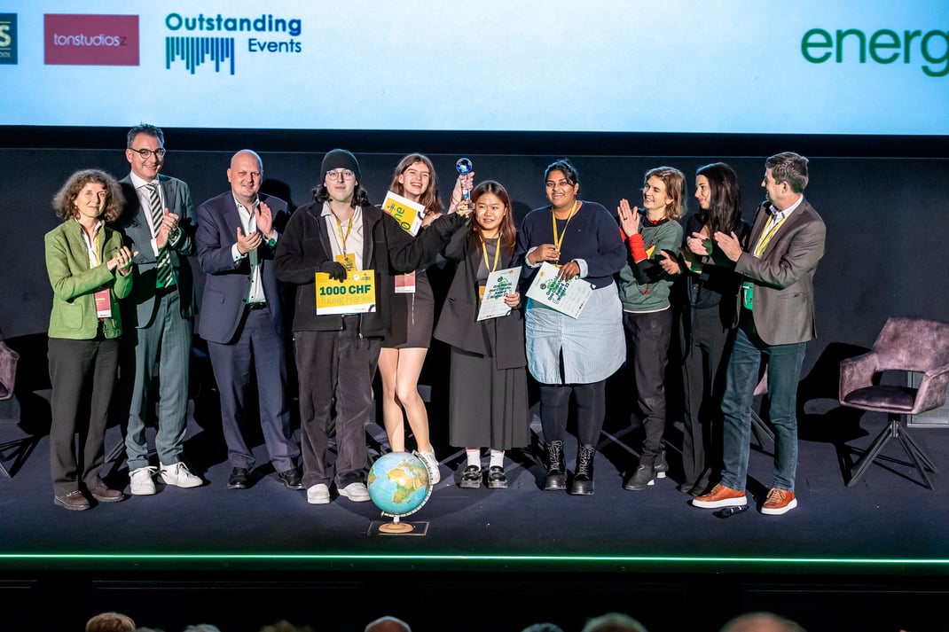 Der Award für die nachhaltigste Idee erhalten dieses Jahr Jasmin Jeyakumar, Nikola Bogosavljevic, Emma und Tsering Anodunkhartsang aus Zürich. Der Spot «Be the change» zeigt, was wir im Alltag leisten können, um Energie zu sparen.