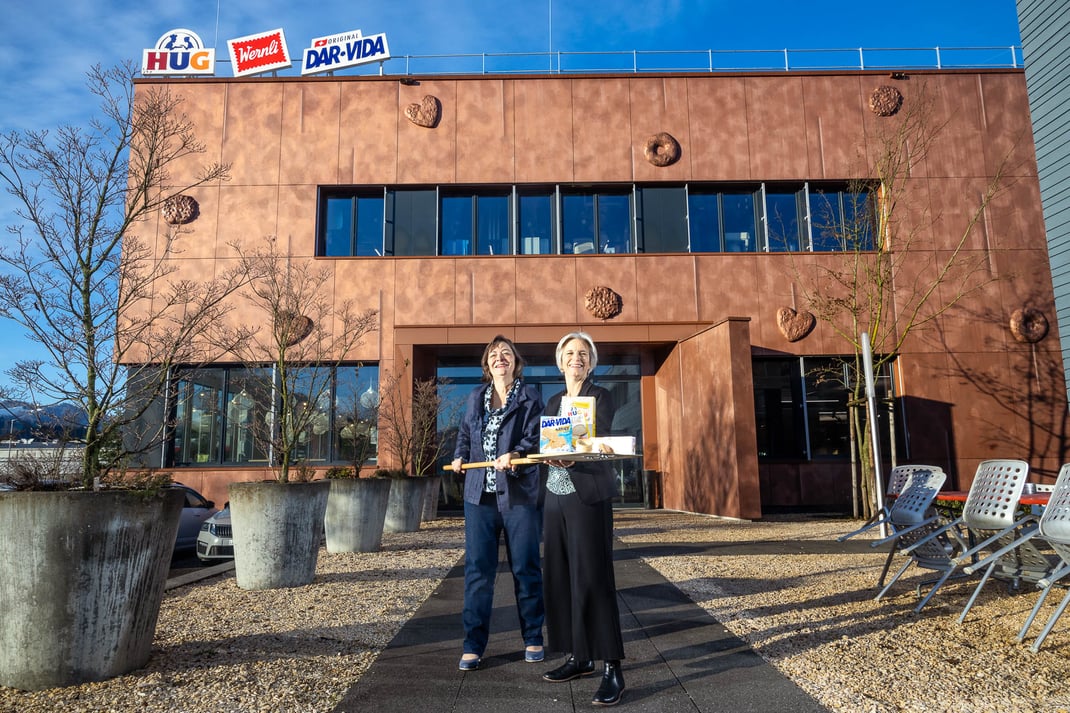  Die beiden Co-Geschäftsleiterinnen Anna Hug und Marianne Wüthrich mit ihren Erfolgsprodukten DAR-VIDA, Zwieback und Wernli vor dem Backhaus in Malters.