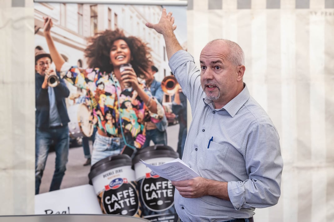 Emmi stellt an ihrem drittgrössten Schweizer Produktionsstandort in Suhr auf Fernwärme um und senkt so die CO2-Emissionen um jährlich mehr als 5’000 Tonnen.