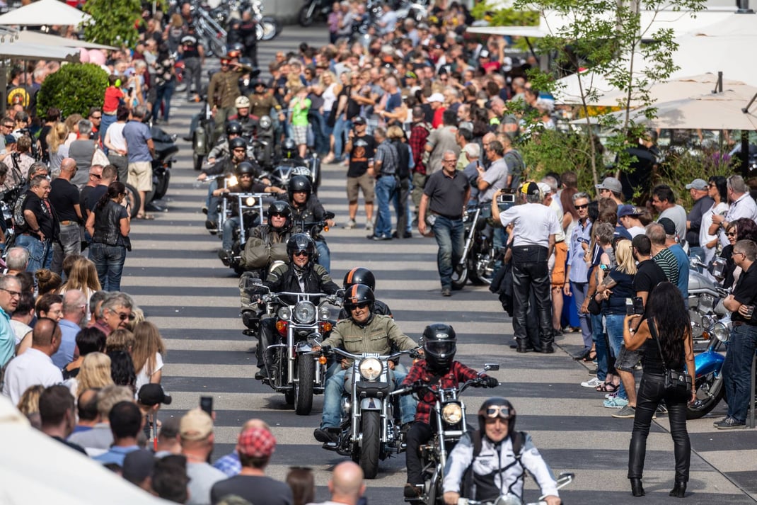 Biker-Jam at Willipig: Donnergrollen und Rauch erfüllt die schmucke Hauptgasse Willisau, Epizentrum des Big Hill 2019