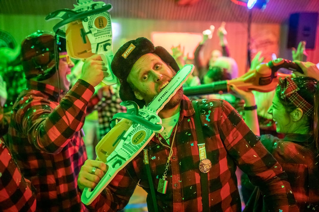 Grosser Höhepunkt: Der Live-Auftritt der Band «Stubete Gäng» mit ihrem grossen Hit «Richi», der dem ganzen Abend das Motto gab – auch punkto Outfit. Hier die Fischer-Gäng in Action