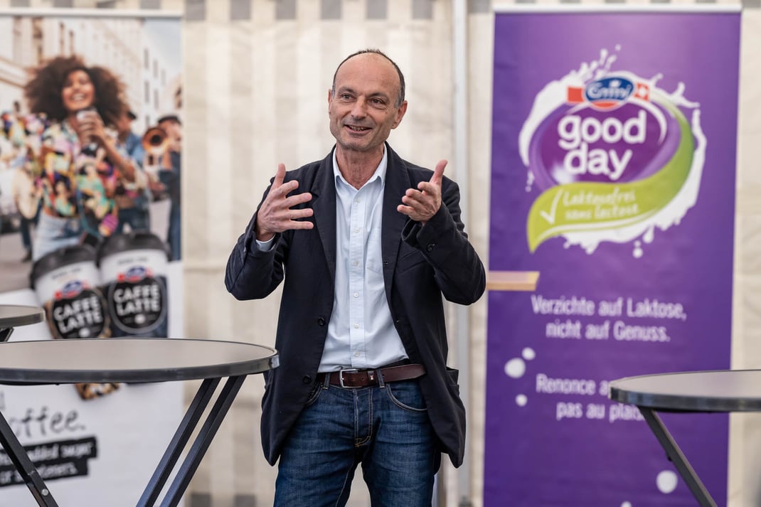 Emmi stellt an ihrem drittgrössten Schweizer Produktionsstandort in Suhr auf Fernwärme um und senkt so die CO2-Emissionen um jährlich mehr als 5’000 Tonnen.