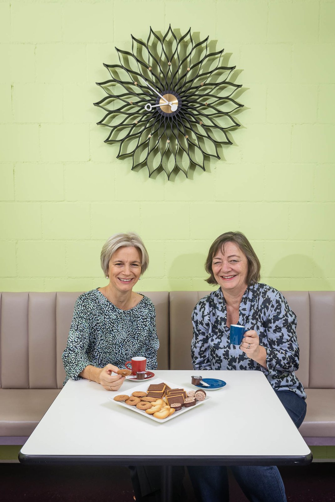  Die beiden Co-Geschäftsleiterinnen Anna Hug und Marianne Wüthrich geniessen eine Kaffeepause mit ihren Erfolgsprodukten.