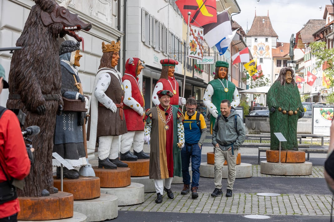 Raini Thüer, Zunftmeister der Karnöffelzunft Willisau, zeigt Nik und Zucco die Willisauer Brauchtumsfiguren