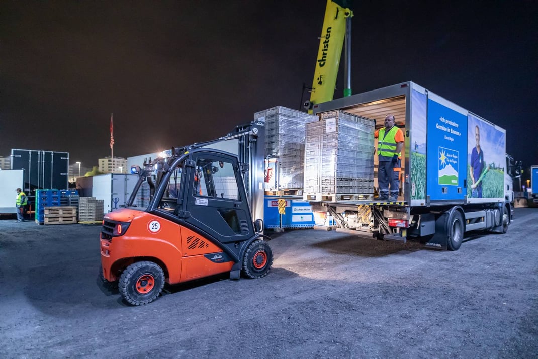 Dutzende Tonnen Lebensmittel und Getränke werden an die diversen Foodstände ausgeliefert, bevor ab 05.00 Uhr wieder die ersten Schwingfreunde eintreffen...