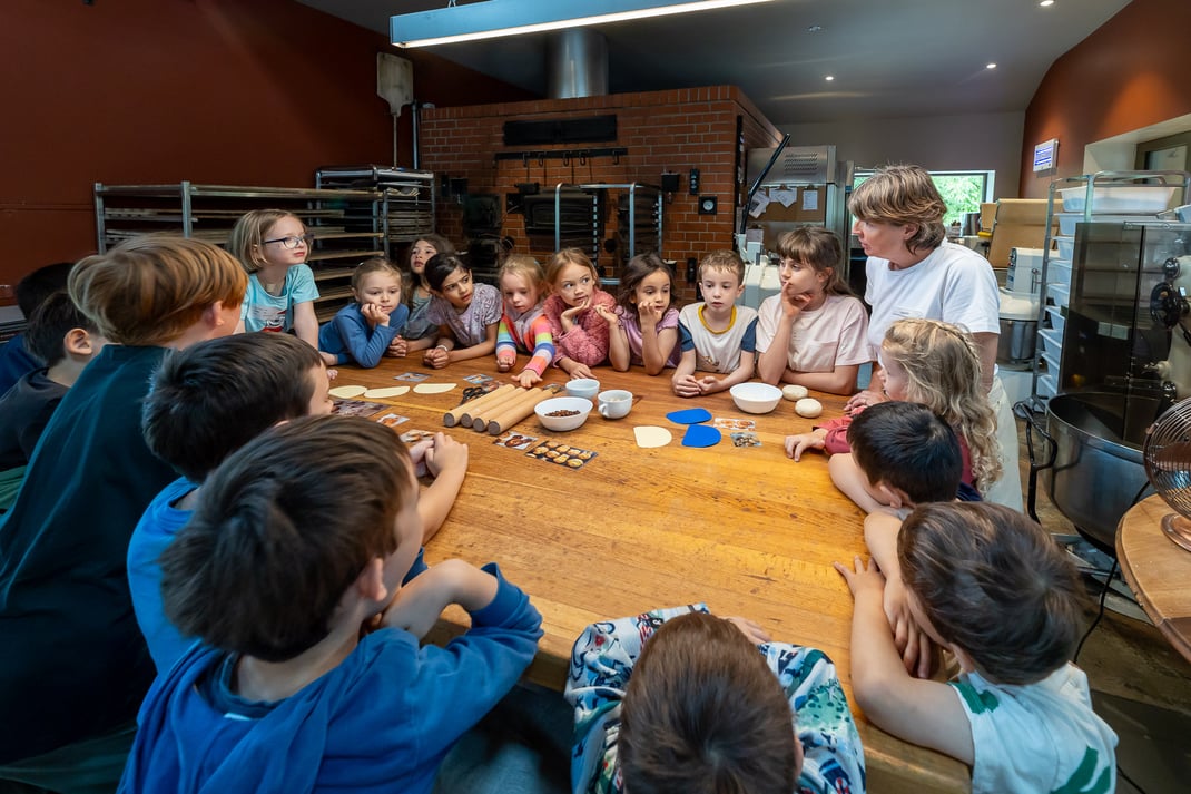 Gespannte Ruhe beim Start in den Backkurs im Restaurant Burgrain-Stube.