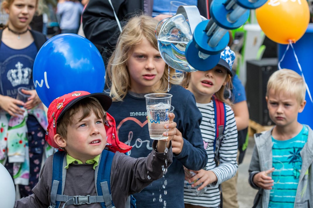 Fotodokumentation Tag der Offenen Tür im Quellwasserwerk Sonnenberg: freie Anlagenbesichtigung, Begehung eines Reservoirs, Degustation von See, Grund- und Quellwasser, Verpflegung und Livemusik.