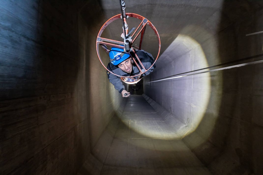 Inspektion in den Untiefen eines der zahlreichen Getreidesilos im markanten Siloturm der Wydenmühle.