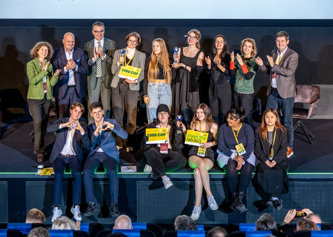 Alle Preisträger des Energiefilm Züri Award 2022 auf einem Foto zusammen mit der hochkarätigen Jury.