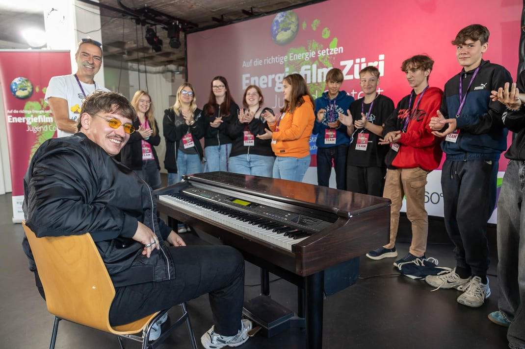 Musik-Coach Marius Bear lässt sich von den Ideen der Kids begeistern