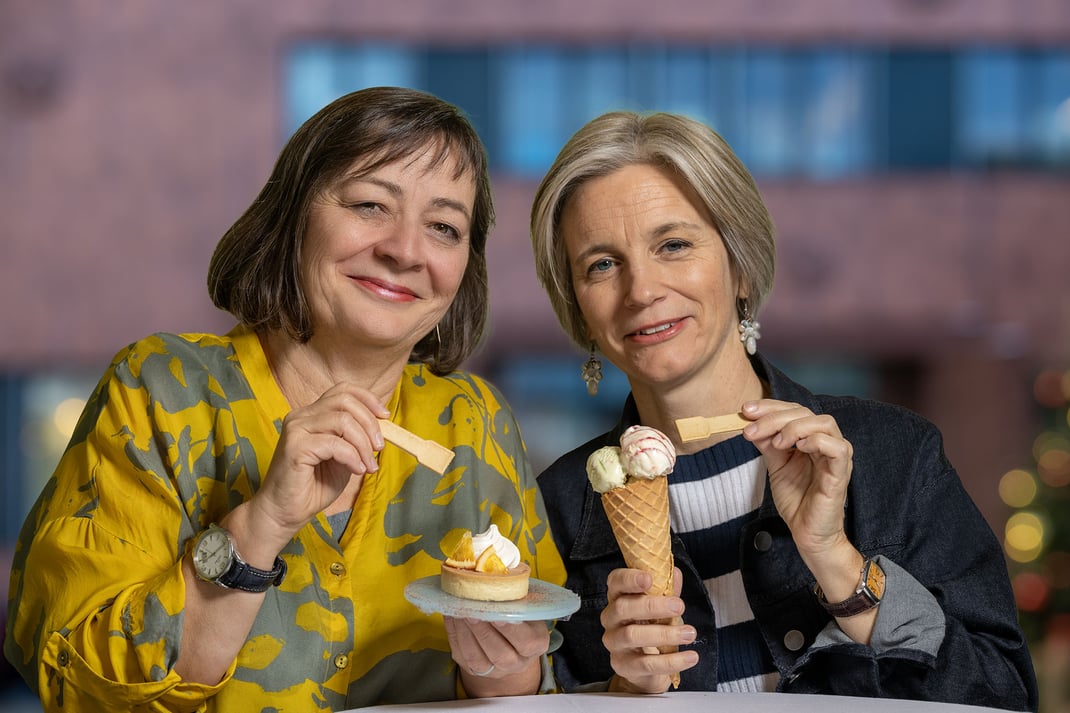 Die HUG  Co-Leitung mit Marianne Wüthrich Gross und Anna Hug präsentieren ihre neuste Entwicklung: der essbare Dessertlöffel.