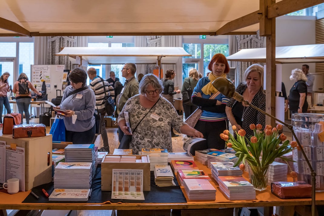 Marktatmosphäre am 16. Moderationsmarkt der Neuland AG in Nottwil.