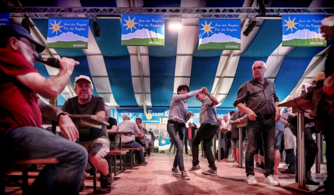 Party-Time im grossen Rigi-Festzelt der Migros Luzern, einem der diversen Hotspot von ESAF-Königspartner Migros.