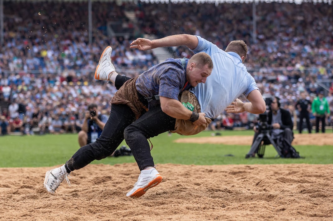 Der spätere Schwingerkönig Joel Wicki beisst sich an seinem ersten Gegner die Zähne aus.